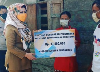 Bupati Tanggamus Memberikan Bantuan Bedah Rumah dan Meninjau Pengolahan Ikan Asin