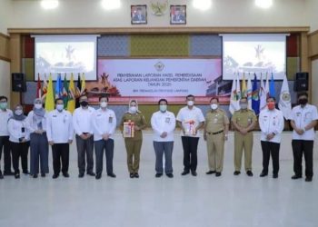 Kepala BPKAD Tuba Dampingi Bupati Winarti Terima Opini WTP dari BPK RI