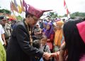 Warga Wayharu Antusias Sambut Bupati Pesisir Barat