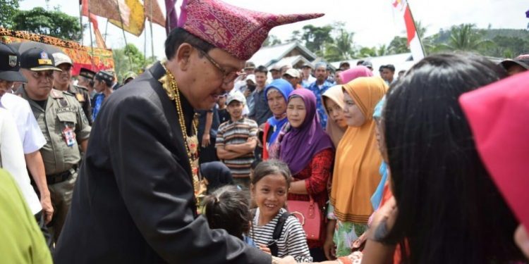 Warga Wayharu Antusias Sambut Bupati Pesisir Barat