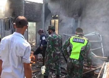Polsek Limau Bersama TNI Bantu Pemadamaan dan Identifikasi Peristiwa Kebakaran