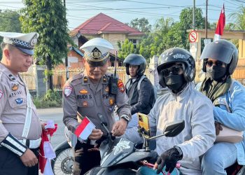 Satlantas Polres Lampung Tengah Bagikan Puluhan Bendera Merah Putih Sambut HUT ke-80 RI