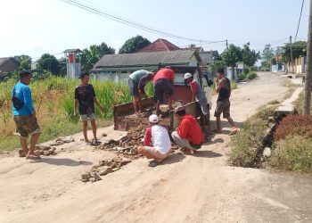 Swadaya Masyarakat Timbun Jalan Berlubang di Bandar Jaya Timur