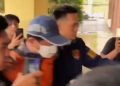 Sekda Lampung Tengah Welly Adiwantra Terlihat Keluar dari Ruang Penyidik Polda Lampung dengan Rompi Tahanan